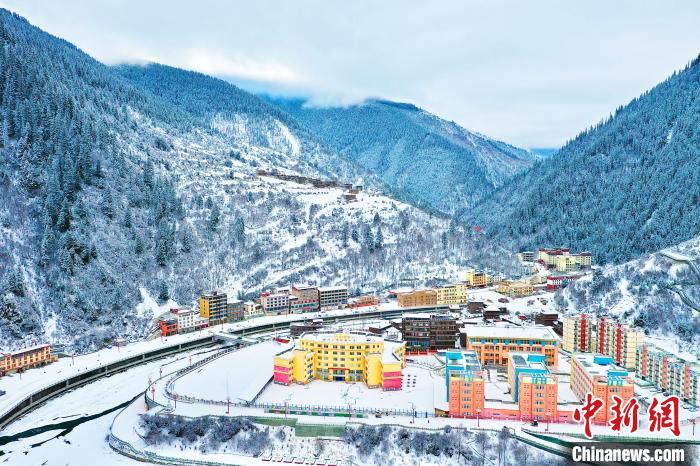 壤塘的雪后美景?！∪捞量h融媒體中心供圖