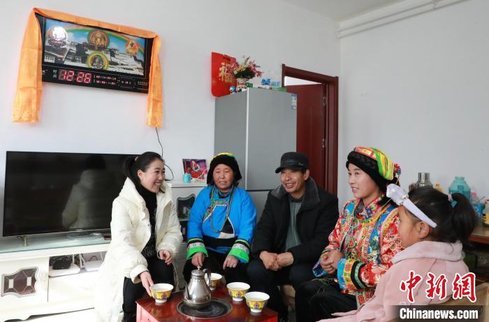 新家是兩層小樓房，一樓布置得充滿現(xiàn)代感，喝著藏式奶茶，一家人聊著今年春節(jié)怎么過(guò)?！《∷?攝