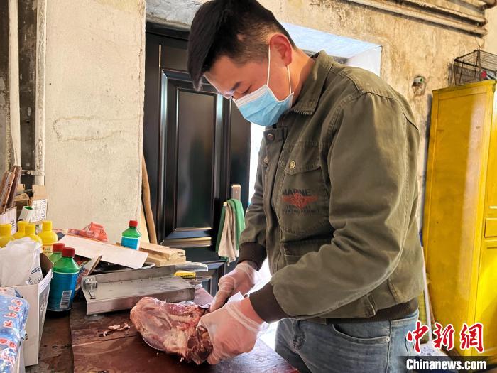 圖為雪豹“奶爸”史壽軍正在準(zhǔn)備投喂雪豹的食材?！●R銘言 攝