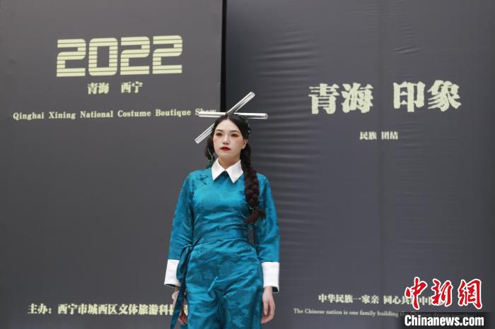 圖為模特展示少數(shù)民族服飾?！●R銘言 攝