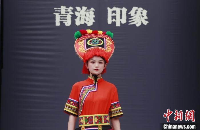 圖為模特展示土族服飾。　馬銘言 攝