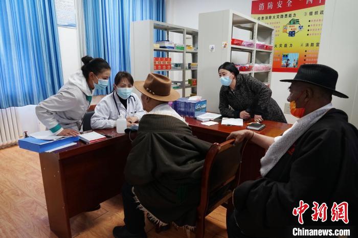 圖為骨科醫(yī)生為敬老院老人們進(jìn)行集中檢查?！●R銘言 攝