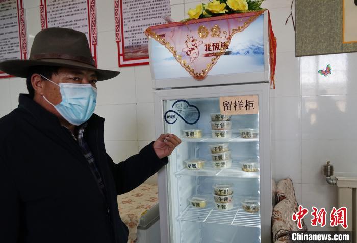 圖為敬老院院長德高介紹，老人們的三餐均有留樣記錄。　馬銘言 攝