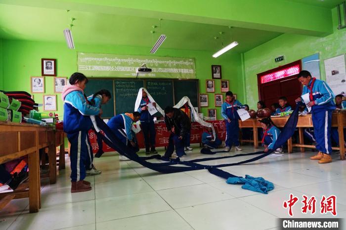 圖為老師正給學(xué)生上生態(tài)課。　馬銘言 攝
