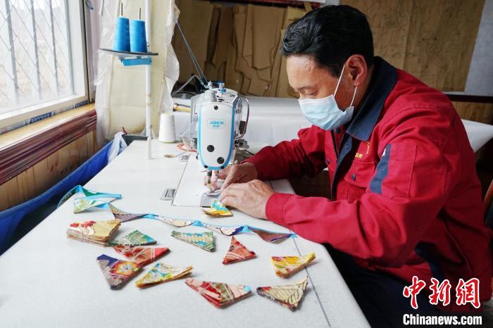 圖為工人正在制作藏式手工藝品?！●R銘言 攝