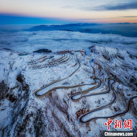 雪后的牛背山山頂和崎嶇的公路?！±顒P 攝