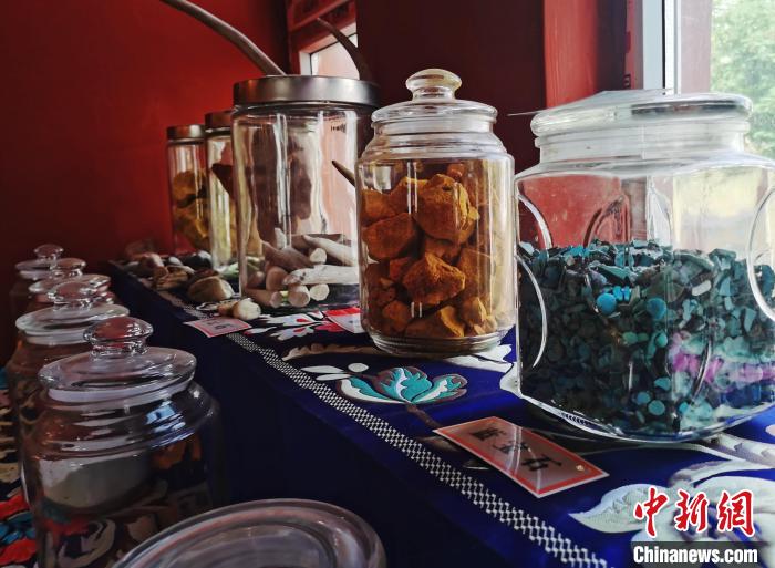 圖為唐卡繪畫礦物顏料展示?！?zhí)砀?攝