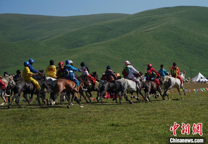 圖為選手進行3000米賽馬比賽?！●R銘言 攝