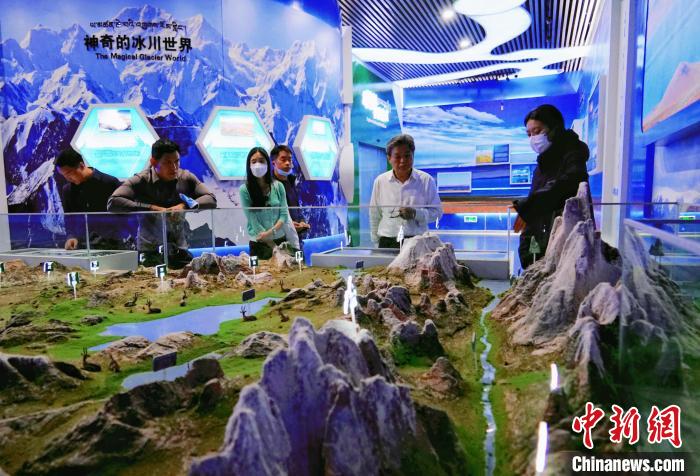 圖為中外嘉賓在玉樹(shù)州博物館內(nèi)參觀?！●R銘言 攝