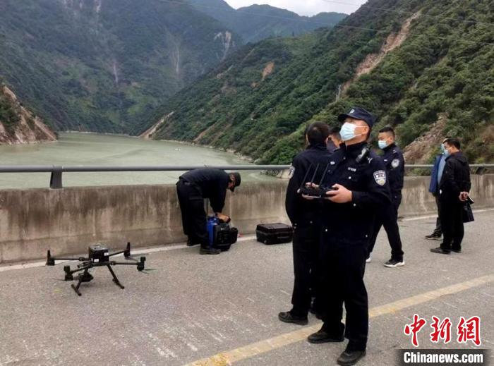 民警組成的搜尋隊利用無人機在震區(qū)開展空中巡查。　甘孜州公安局供圖