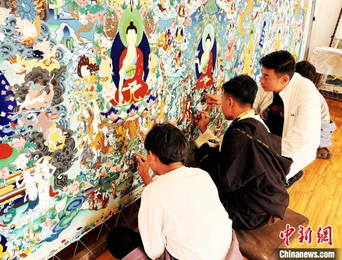 青海唐卡藝術(shù)小鎮(zhèn)：“勞模畫師”師帶徒，文化扶貧富一方