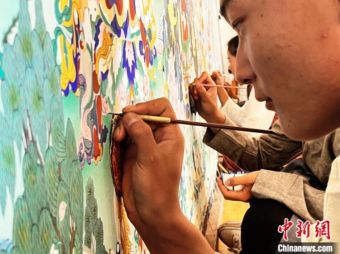 圖為畫(huà)師繪畫(huà)唐卡。　馬文莉 供圖