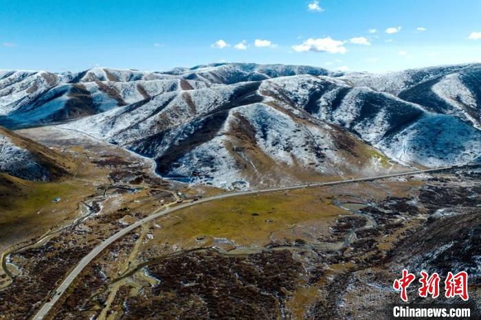 西成高鐵紅原2號隧道出口附近山頭已被雪覆蓋?！⒅铱?攝