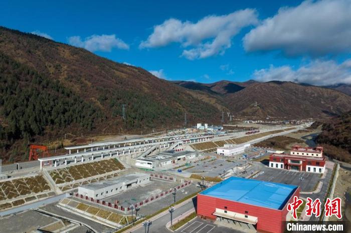 四川成都至甘肅蘭州鐵路最大車站松潘站鋼結(jié)構全部封頂