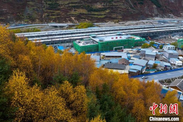 正在建設(shè)的成蘭鐵路松潘站?！⒅铱?攝