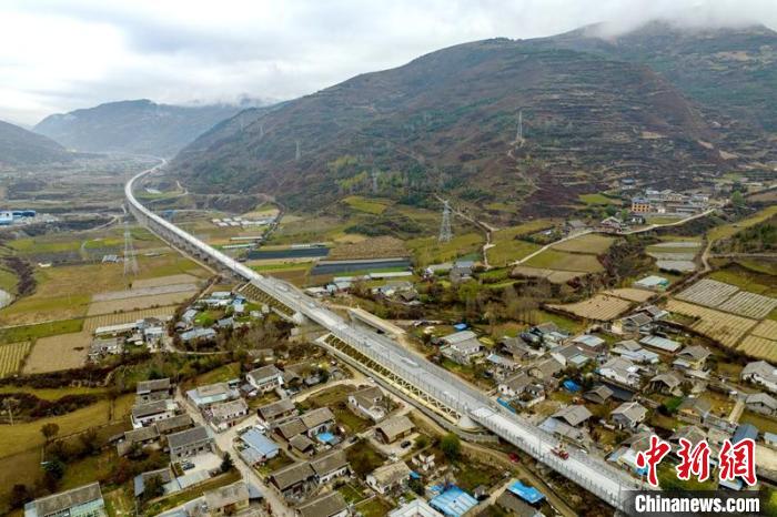 成蘭鐵路松潘右所屯岷江雙線特大橋。　劉忠俊 攝