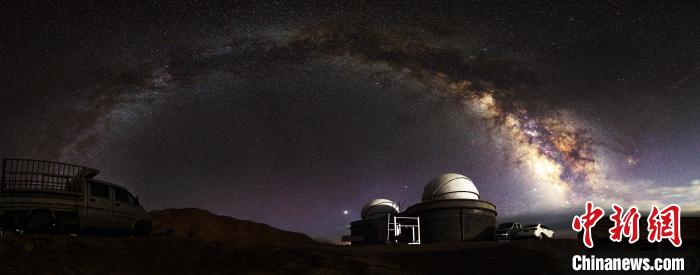 資料圖為冷湖賽什騰山天文臺址的星空。　冷湖工業(yè)園區(qū)供圖