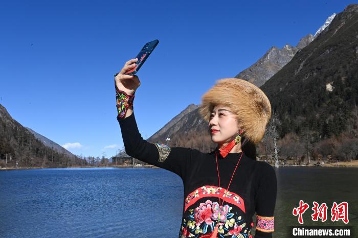 游人在畢棚溝景區(qū)拍照留念。　安源 攝