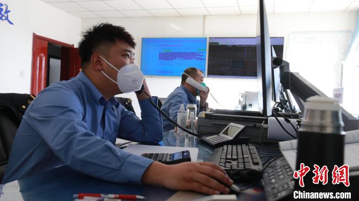 圖為貨運(yùn)調(diào)度人員與外勤工作人員聯(lián)系掌握車(chē)輛裝載情況?！±钌?攝