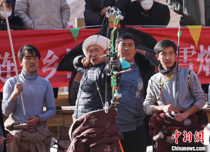 圖為藏族民眾比拼射箭技藝?！●R銘言 攝