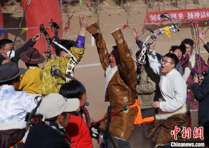 圖為藏族民眾跺腳歡呼慶祝弓箭手射中靶心。　馬銘言 攝