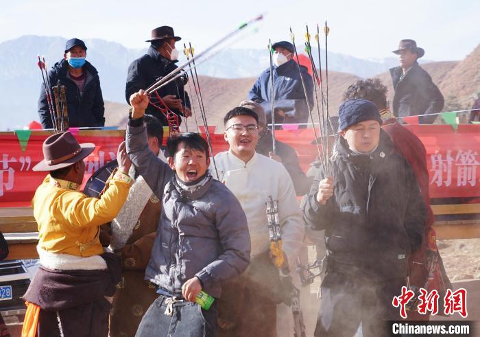 圖為藏族民眾跺腳歡呼慶祝弓箭手射中靶心?！●R銘言 攝