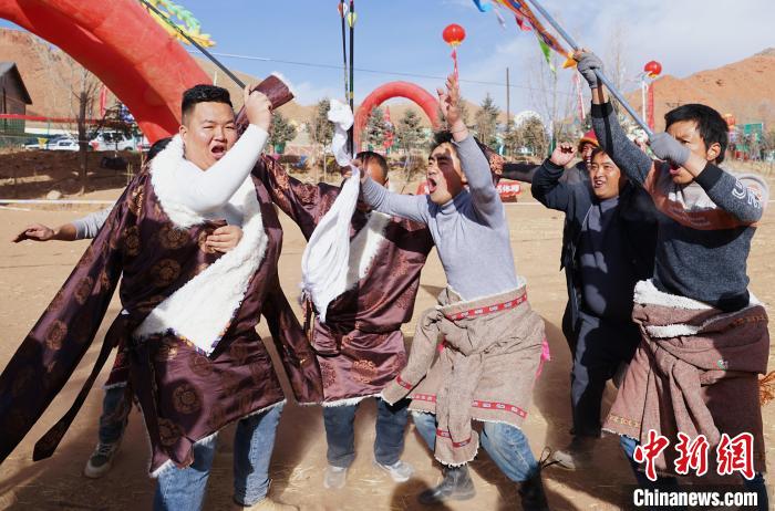 圖為藏族民眾跺腳歡呼慶祝弓箭手射中靶心?！●R銘言 攝