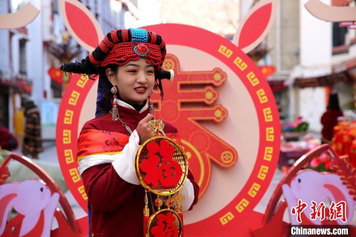 身著嘉絨藏族服飾的丹巴女孩送祝福?！〖o 攝
