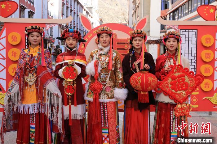 丹巴美女送祝福，迎新年?！±钣腊?攝