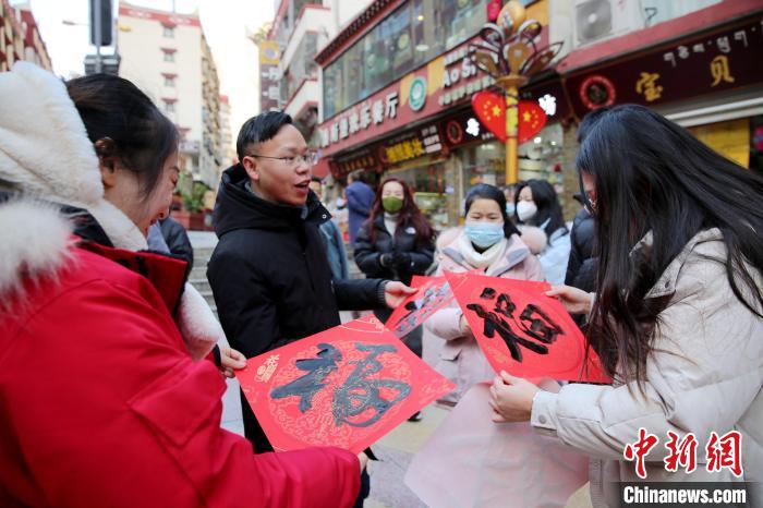 街頭市民收到送的“福”字?！±钣腊?攝