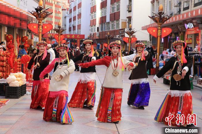 丹巴女孩在街頭跳起歡快歌舞迎接新年到來(lái)?！〖o 攝