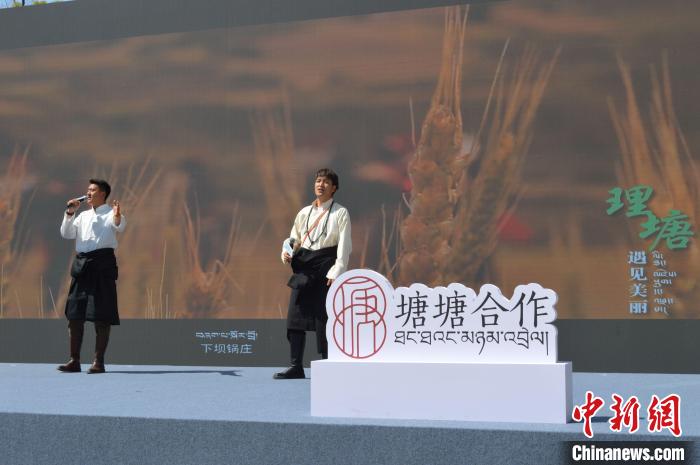 “康巴漢子”現(xiàn)場(chǎng)獻(xiàn)唱?！≈炝杞?攝