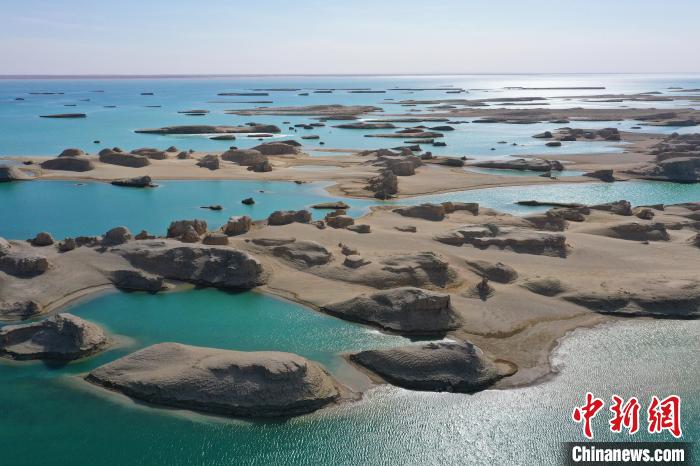 航拍青海大柴旦烏素特水上雅丹奇特景觀?！●R銘言 攝