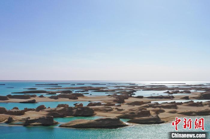 航拍青海大柴旦烏素特水上雅丹奇特景觀?！●R銘言 攝