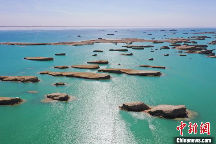 航拍青海大柴旦烏素特水上雅丹奇特景觀?！●R銘言 攝