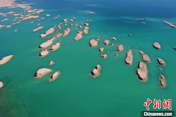 航拍青海大柴旦烏素特水上雅丹奇特景觀?！●R銘言 攝