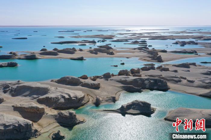 航拍青海大柴旦烏素特水上雅丹奇特景觀?！●R銘言 攝
