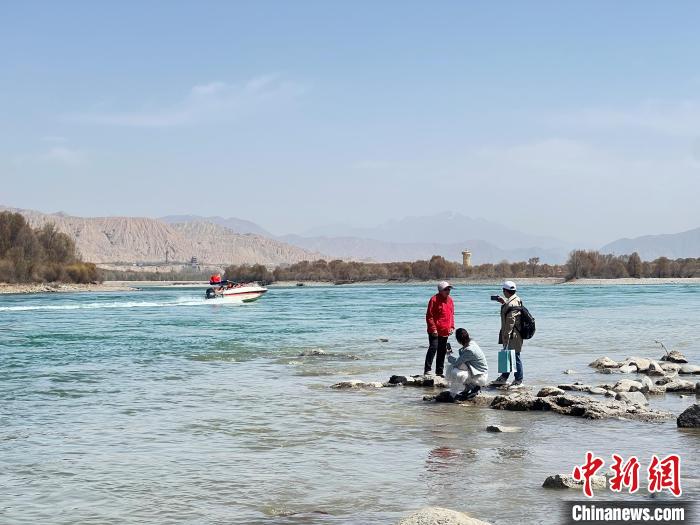圖為游客在黃河岸畔游玩，并與黃河合影留念?！∑钤鲚?攝
