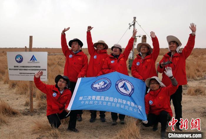 經(jīng)過不懈努力，格爾木濕地站終于建成，第二次青藏科考中科院空天院分隊向航拍無人機揮手合影?！?lt;a target='_blank' href='/'><p  align=