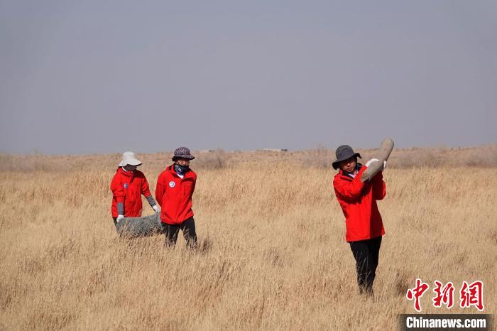 格爾木濕地站建設(shè)過程中，第二次青藏科考中科院空天院分隊隊員化身搬運工，在高原上開展體力勞動?！?lt;a target='_blank' href='/'><p  align=