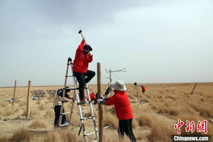 格爾木濕地站建設(shè)過程中，第二次青藏科考中科院空天院分隊隊員揮錘安裝防護欄。　<a target='_blank' href='/'><p  align=