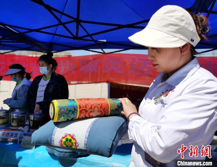 圖為青海省互助縣的中藥枕頭?！?zhí)砀?攝