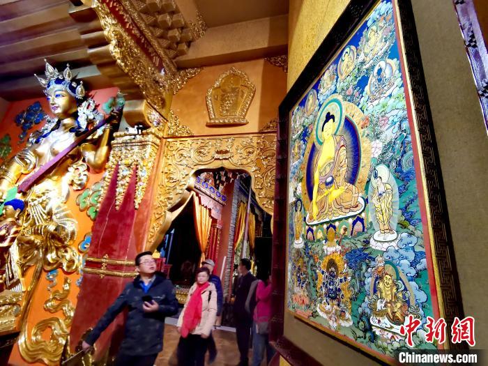 圖為仁俊畫院內(nèi)的唐卡?！?zhí)砀?攝