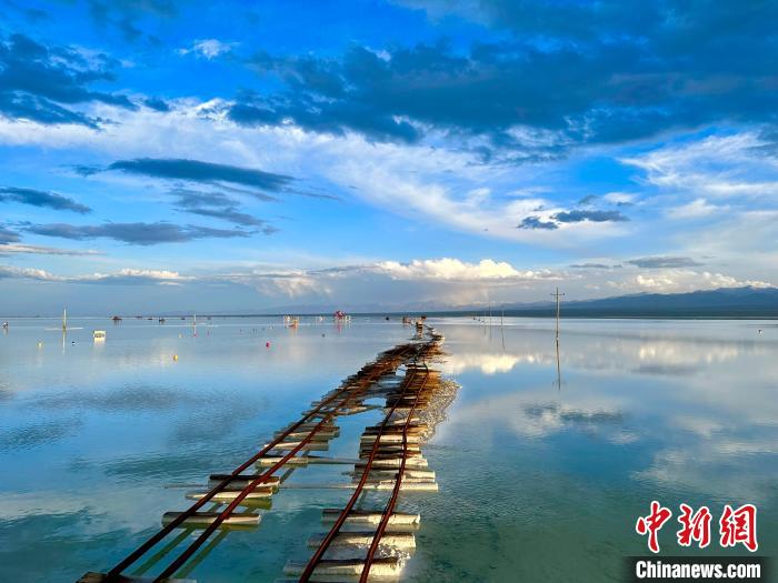 圖為茶卡鹽湖景區(qū)風(fēng)光?！⒀?攝