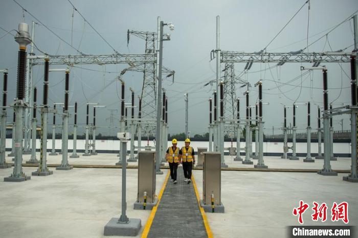 工作人員正在綿竹牽引變電所內(nèi)巡查設(shè)備受電運行情況?！⒅铱?攝
