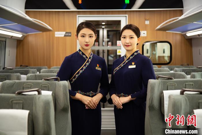 圖為整體色彩以“深藏青”為主調(diào)的西格段“復(fù)興號”動車組乘務(wù)員新制服?！±罾?攝