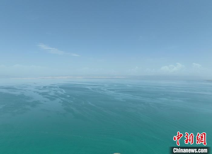 圖為航拍仲夏時(shí)節(jié)，青海湖水天一色?！∑钤鲚?攝