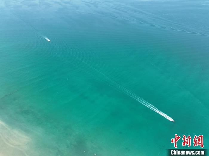 圖為航拍仲夏時(shí)節(jié)，青海湖湖水碧波蕩漾?！∑钤鲚?攝