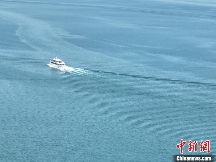 圖為航拍仲夏時(shí)節(jié)，青海湖湖水碧波蕩漾?！∑钤鲚?攝
