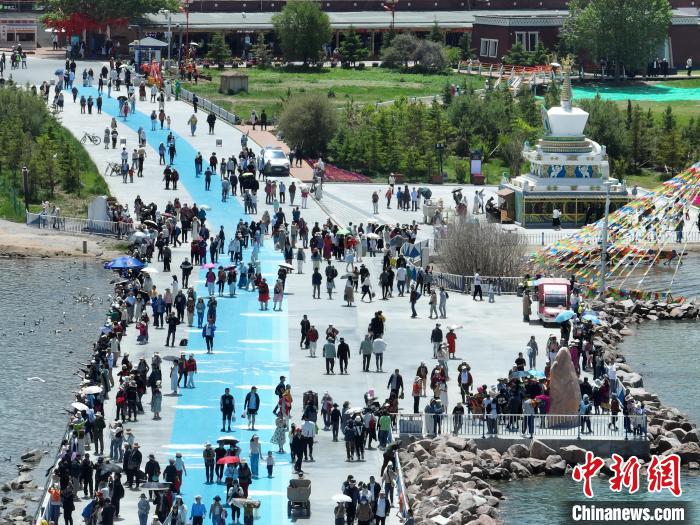 圖為航拍青海湖二郎劍景區(qū)游客眾多?！∑钤鲚?攝